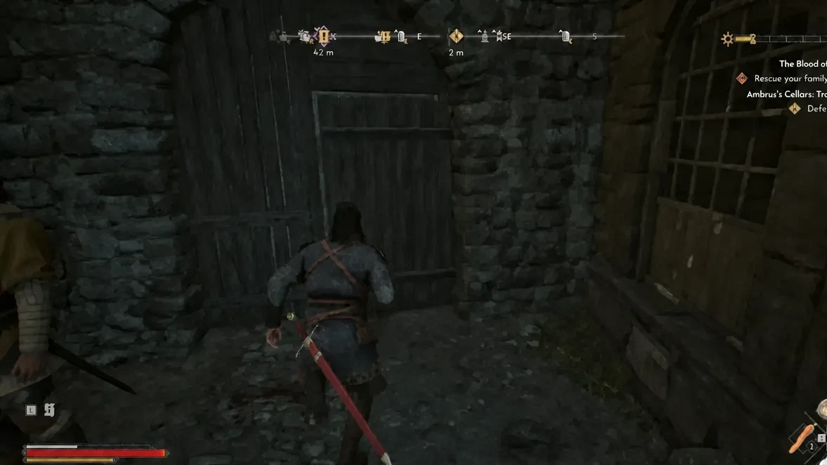 Coen walking up to the wooden courtyard door with the quest tracker on screen