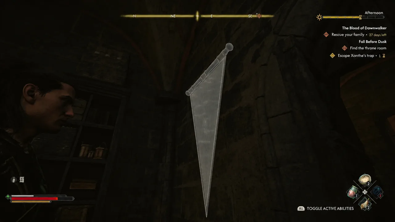 Combat prompt to toggle active abilities appears while a triangular ability indicator glows on screen