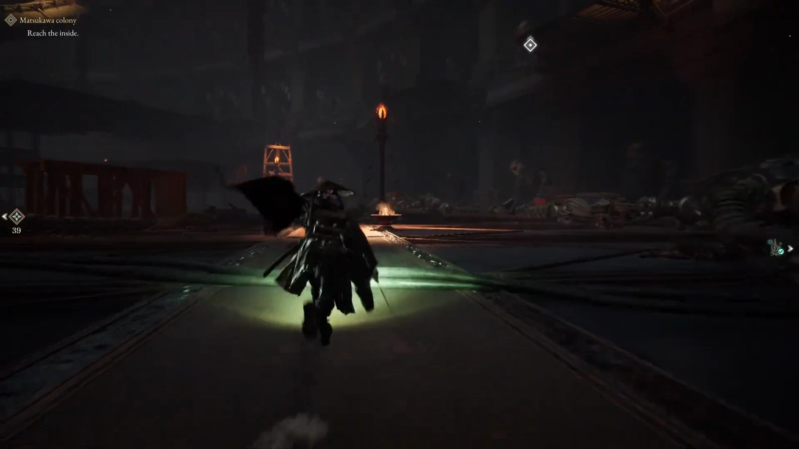 Emma running through a dark industrial section of the colony with the Reach the inside objective active