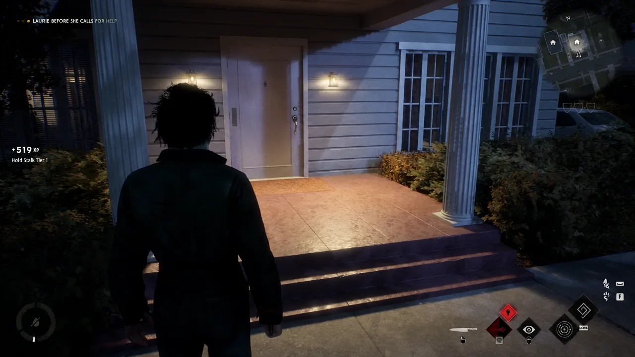 Front door lock highlighted on approach while the objective to stop Laurie is on screen