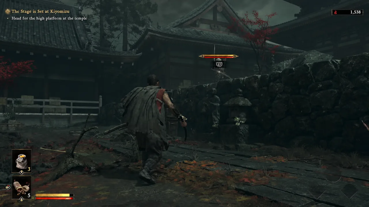 Musashi facing an archer as an incoming arrow arrives during the Kiyomizu temple objective
