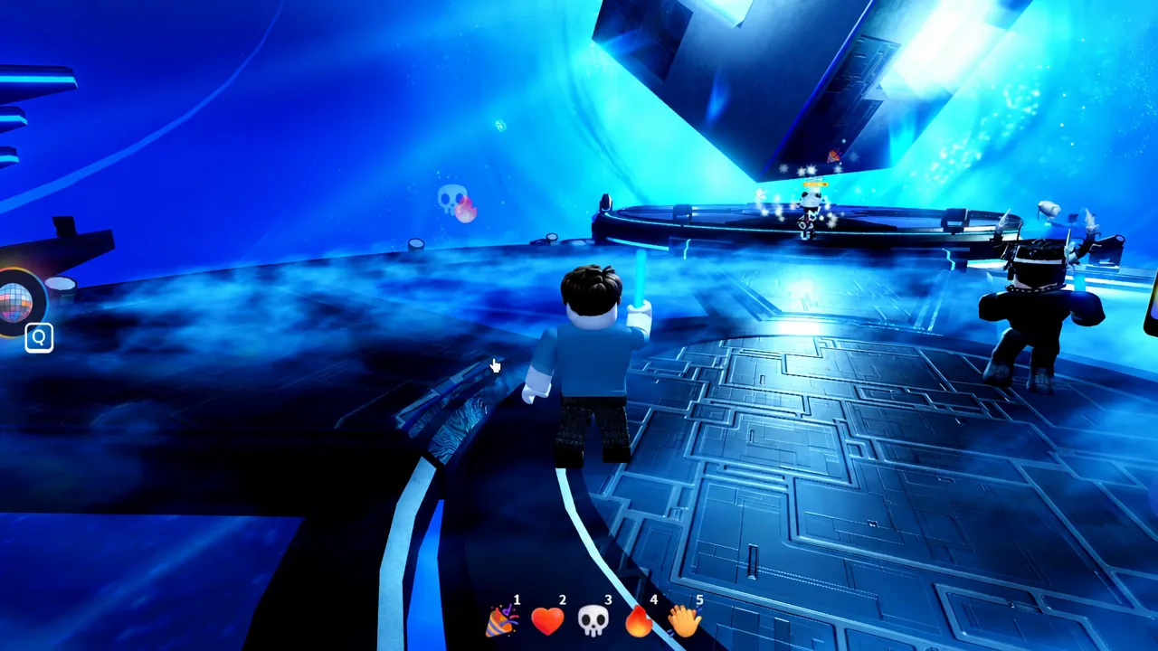 Player character moving through the venue with the Q ability button visible on the hotbar