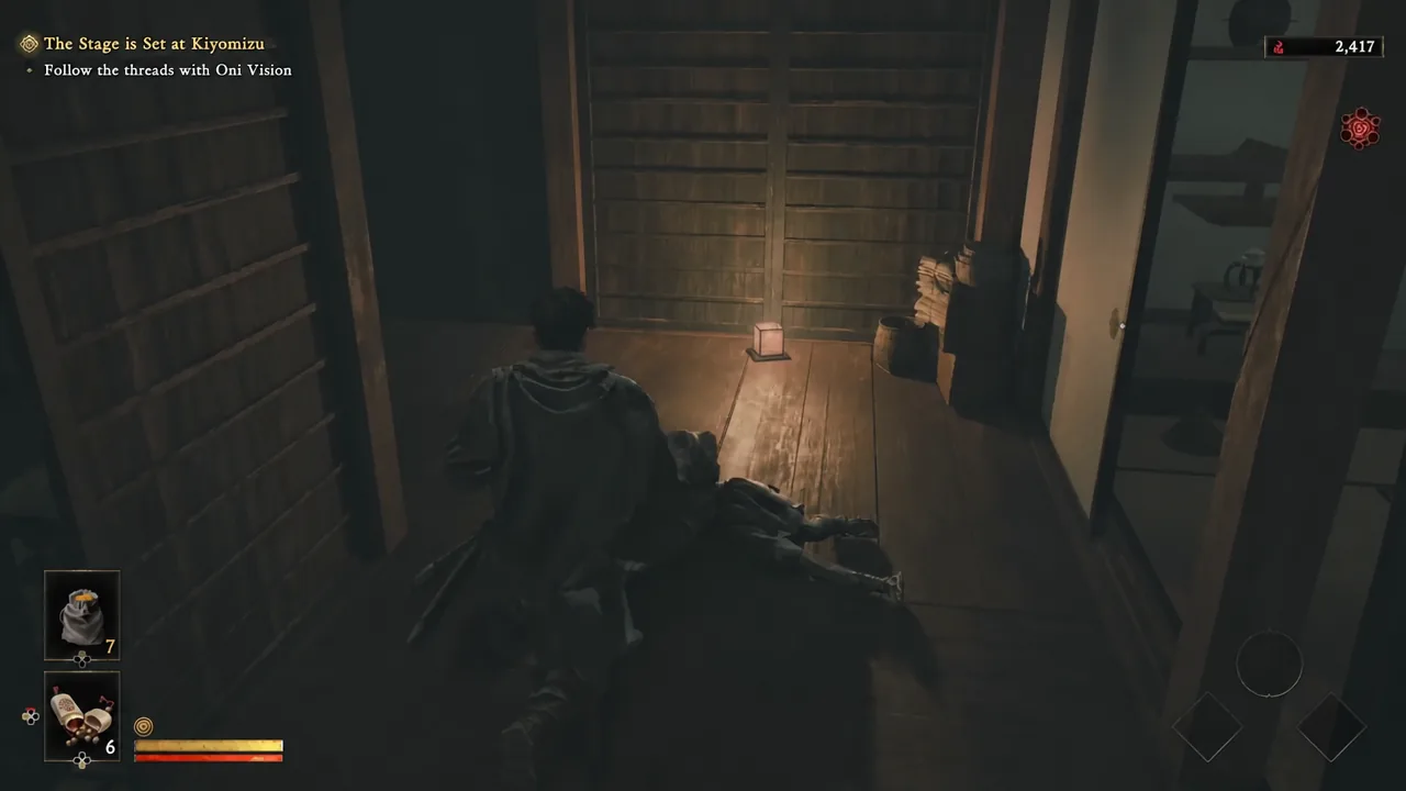 Musashi searching a room during The Stage is Set at Kiyomizu with the Oni Vision objective on screen
