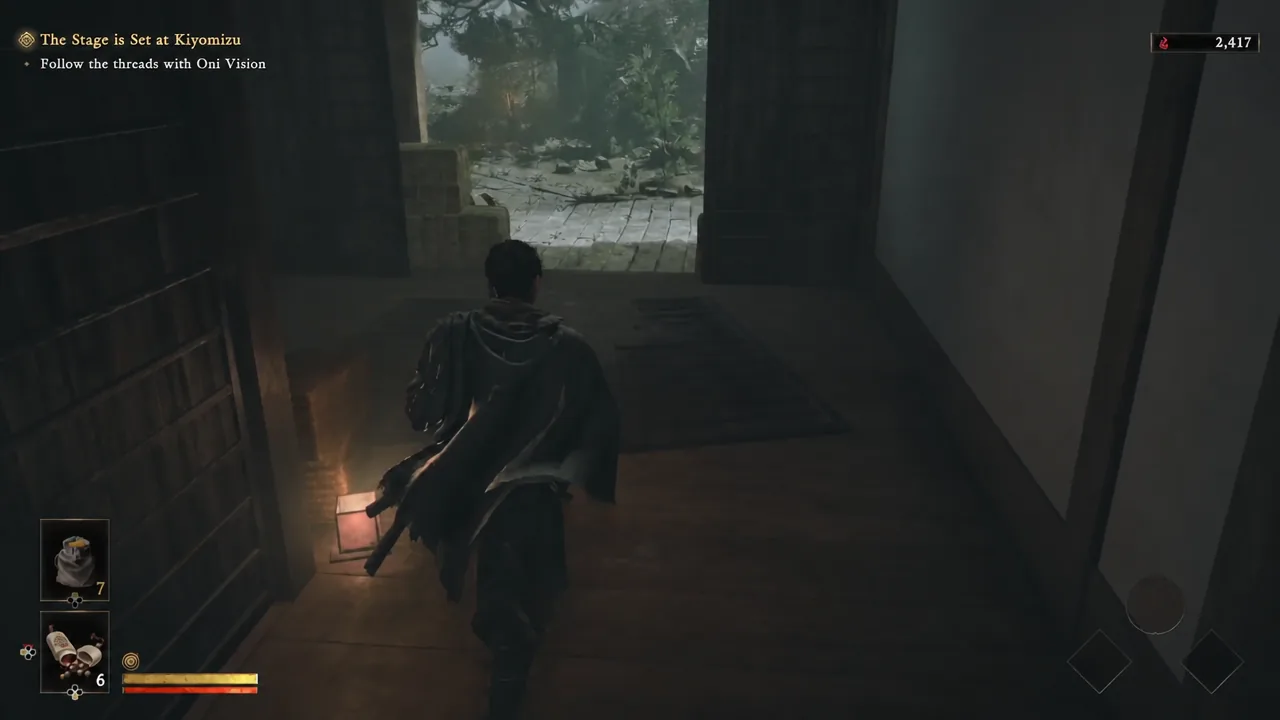 Musashi running down a dark wooden corridor with the objective marker still active after healing