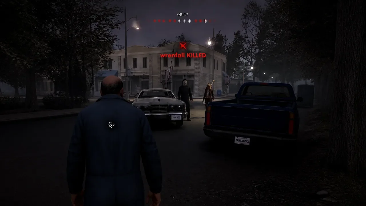 Kill notification appears on screen as the surviving player faces two NPCs on a dark Haddonfield street