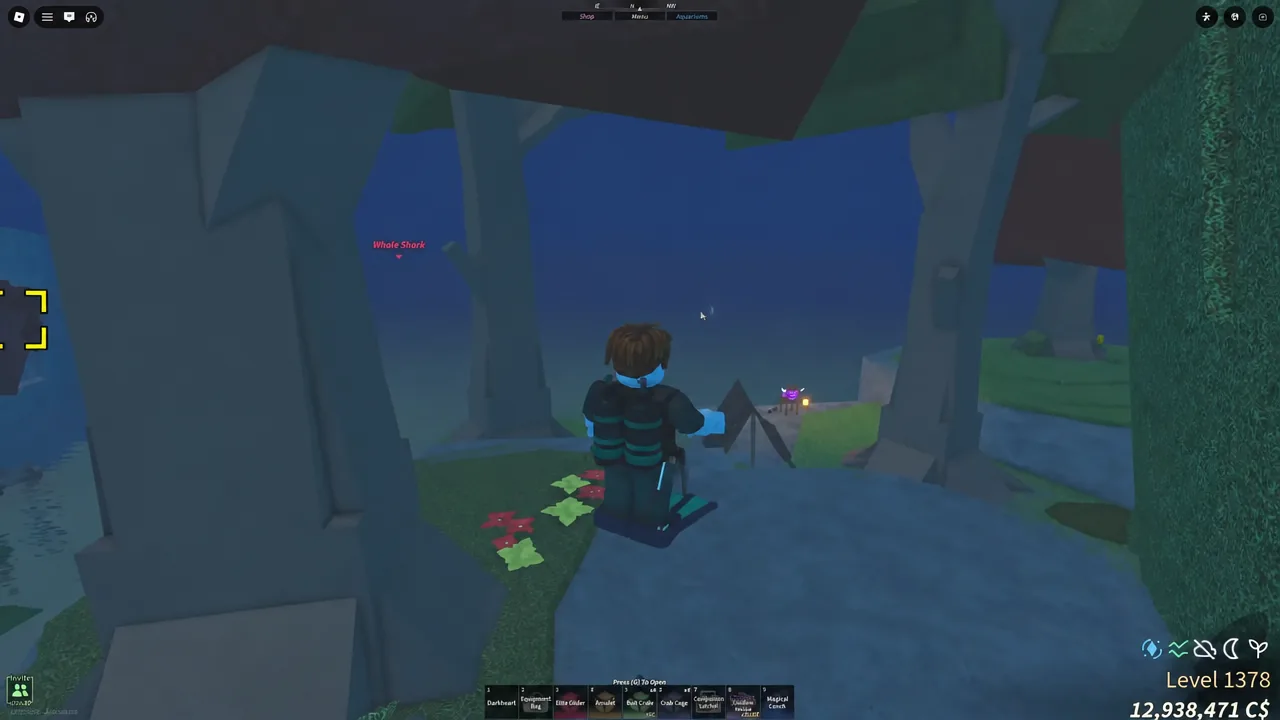 Fisch player character running along the shoreline with the hotbar and level counter on screen