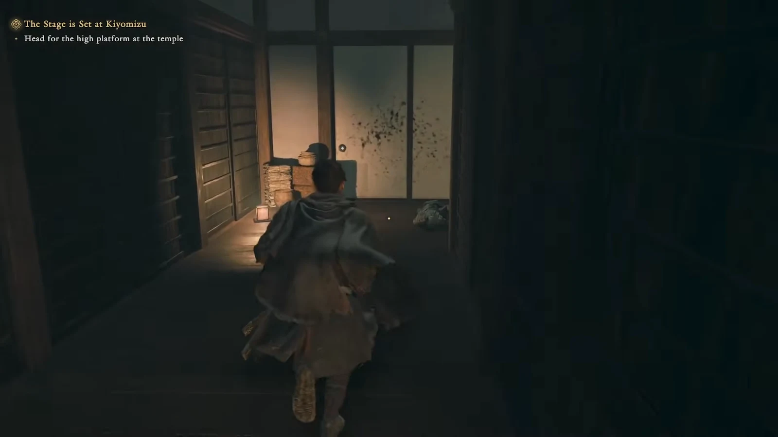 Musashi running down a temple corridor with the Kiyomizu objective displayed