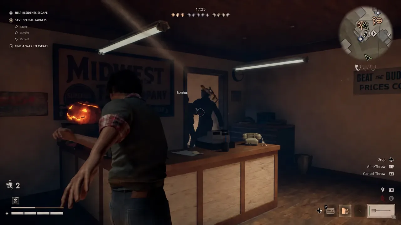 Throwing reticle lined up on another player while holding a throwable item in Haddonfield