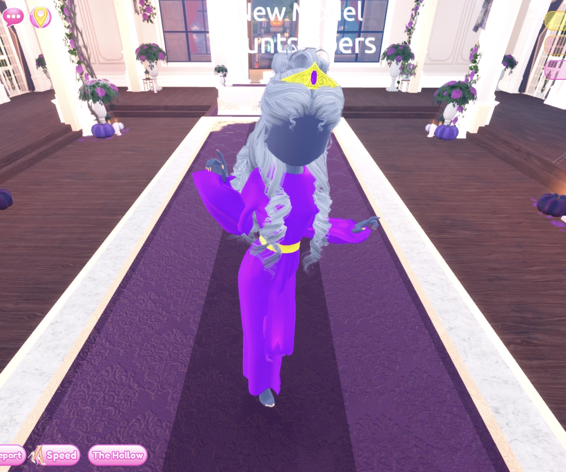 Sorceress look on the Freeplay Runway in the Magica pose: violet robe with wide sleeves, gold belt, long silver curls and a gold crown with a purple gem