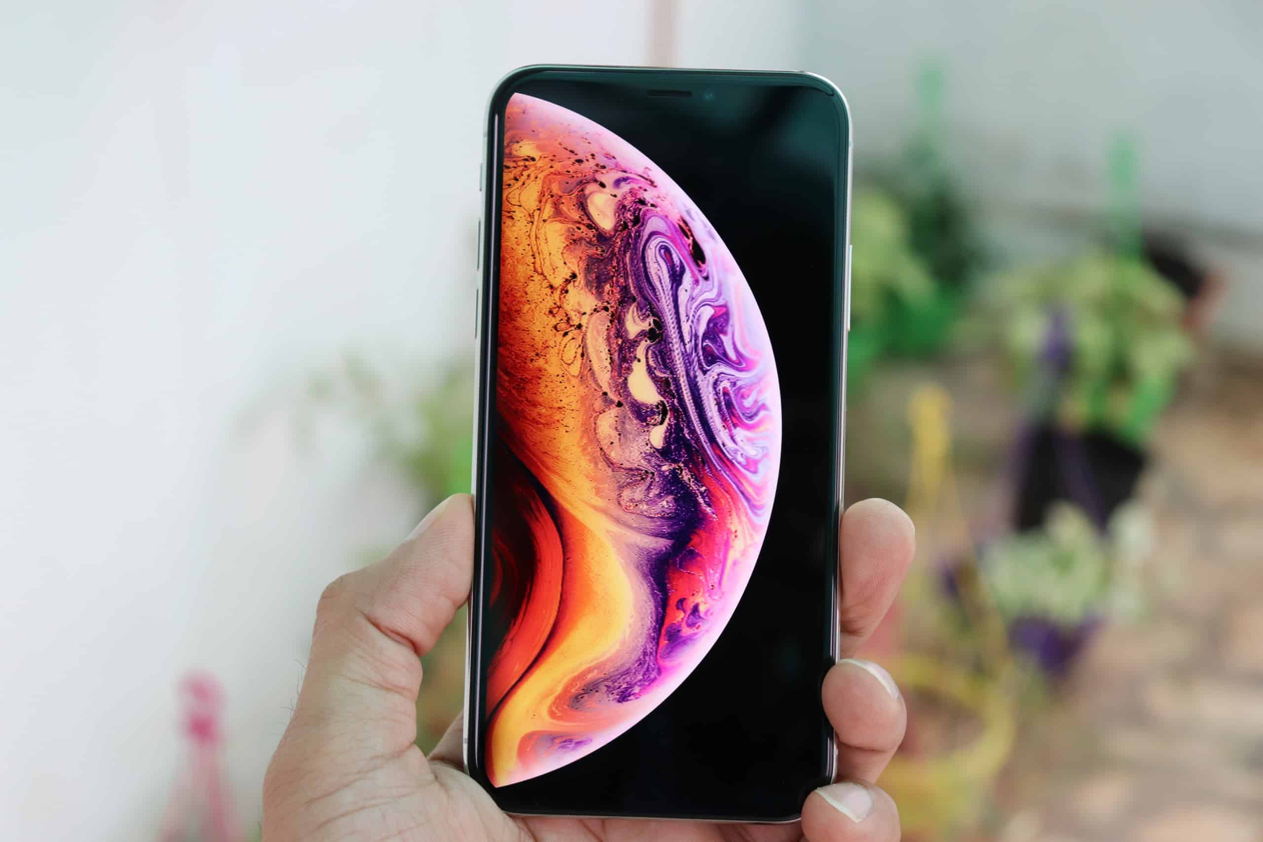 Does iPhone XS come with AirPods?
