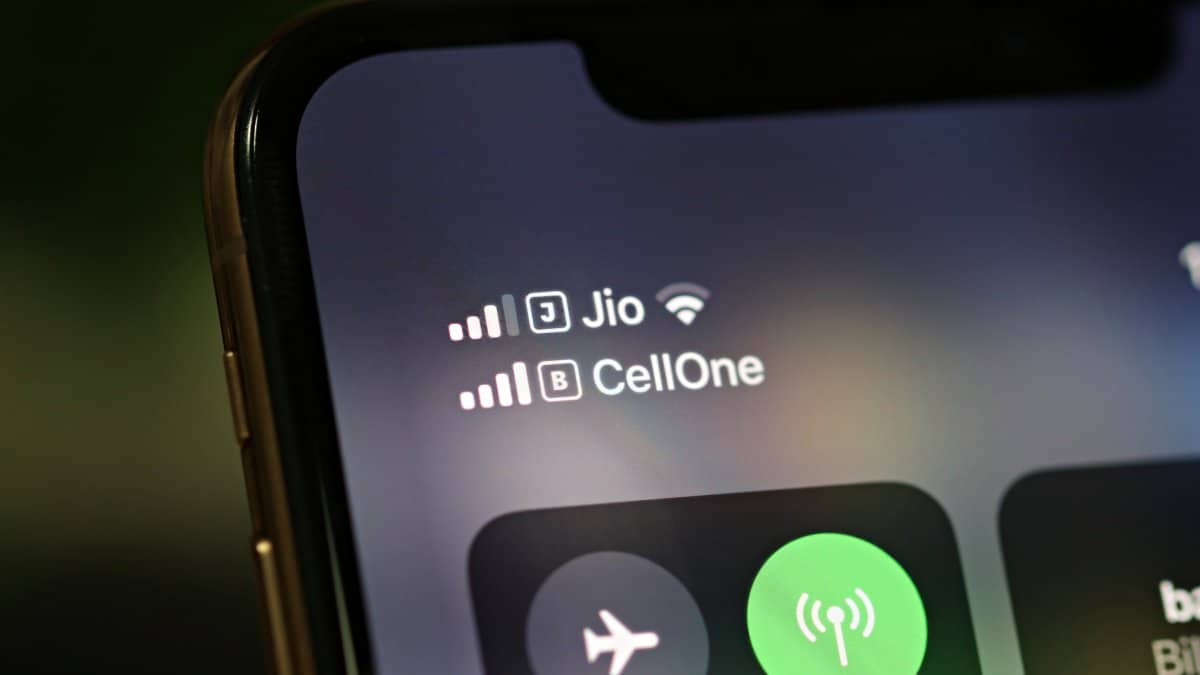 Activating eSIM through “Carrier Cellular Plan Ready to be Installed” notification on iPhone