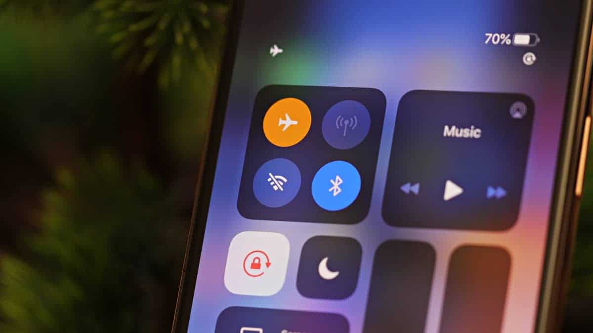 Airplane Mode on iPhone doesn’t turns off Bluetooth on iOS 13
